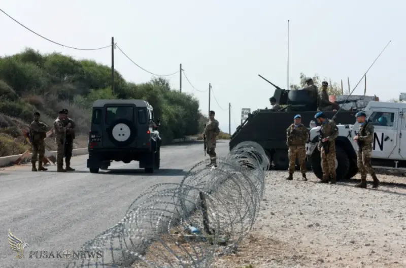 Pasukan penjaga perdamaian UNIFIL dan tentara Angkatan Darat Lebanon berjaga di pos pemeriksaan di Naqoura, dekat perbatasan Lebanon-Israel, di Lebanon selatan .
©PusakoNews.com/reuters