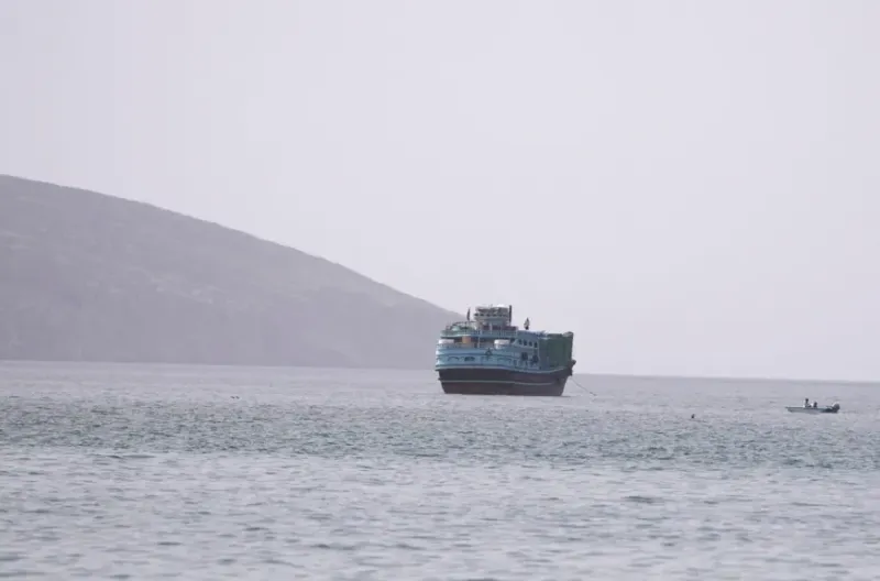 Kapal-kapal komersial sebagian besar telah berhenti melewati Selat Hormuz.
