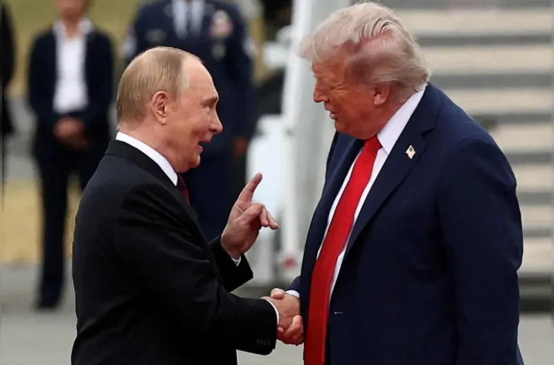 Presiden AS Donald Trump, kanan, bertemu dengan Presiden Rusia Vladimir Putin untuk sebuah pertemuan puncak di Pangkalan Gabungan Elmendorf-Richardson, sebuah pangkalan militer AS di Anchorage, Alaska, pada 15 Agustus 2025