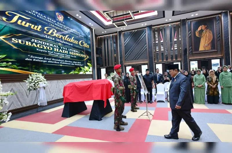 Presiden Prabowo Subianto menghadiri persemayaman Almarhum Jenderal TNI (Purn) Subagyo Hadi Siswoyo di Markas Besar Angkatan Darat (Mabesad), Jakarta, pada Selasa, 20 Oktober 2026