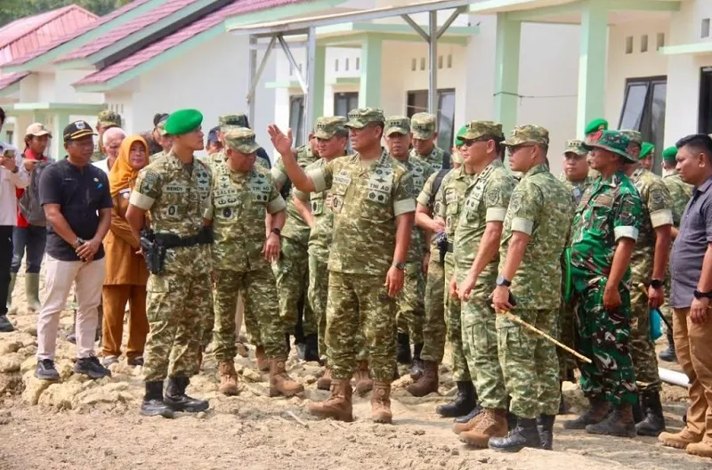 Wapang TNI Tinjau Pembangunan Yonif TP 842/Badak Sakti, Perkuat Sinergi Pertahanan, Infrastruktur, dan Pemberdayaan Ekonomi Masyarakat di Pandeglang