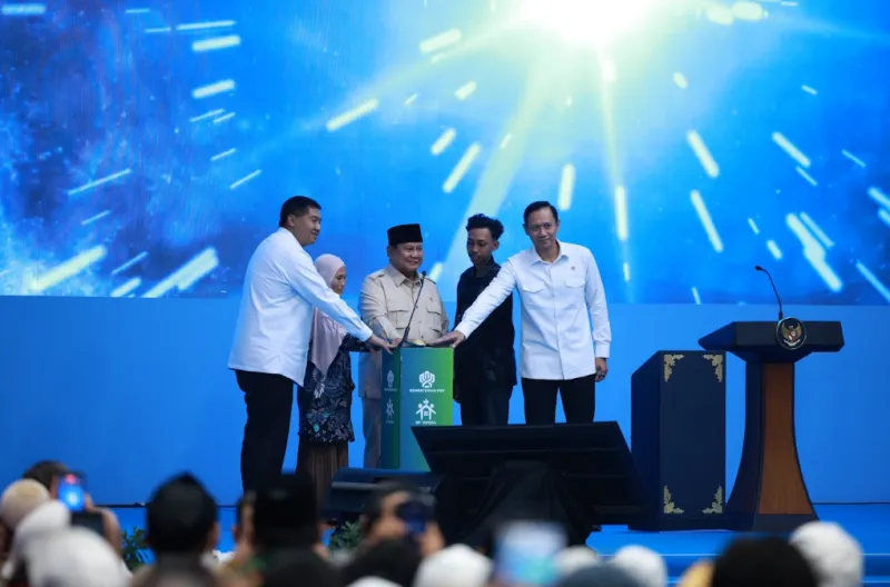 Presiden Prabowo Subianto meresmikan Akad Massal 62.000 Unit Kredit Pemilikan Rumah (KPR) Rumah Subsidi dan Kredit Usaha Rakyat (KUR) Perumahan senilai Rp880 miliar yang digelar secara _hybrid_ dan dipusatkan di kawasan Puri Delta City Side Batang, Kabupa