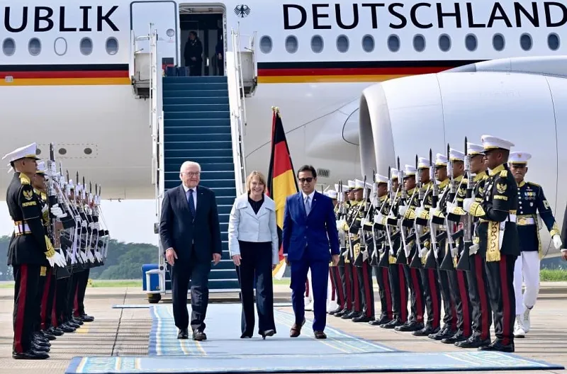 Presiden Republik Federal Jerman Frank-Walter Steinmeier dan Ibu Elke Büdenbender tiba di Pangkalan TNI AU Halim Perdanakusuma, Jakarta dalam rangka kunjungan kenegaraan ke Indonesia pada Senin, 15 Juni 2026.