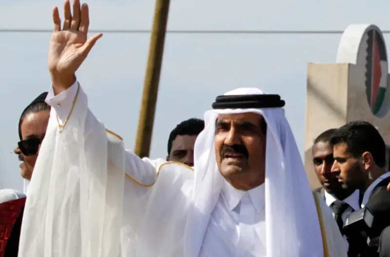 Sheikh Hamad bin Khalifa Al Thani melambaikan tangan kepada kerumunan saat tiba di upacara peletakan batu pertama pusat rehabilitasi yang didanai Qatar di Kota Gaza pada 23 Oktober 2012