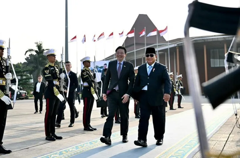 Presiden Republik Indonesia Prabowo Subianto secara langsung mengantar keberangkatan Perdana Menteri Singapura Lawrence Wong menuju Pangkalan TNI AU Halim Perdanakusuma, Jakarta, pada Senin, 6 Juli 2026