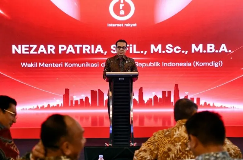 Wamenkomdigi Nezar Patria memberikan sambutan dalam acara Peluncuran Internet Rakyat (IRA) di Kantor Pusat Surge, Jakarta Barat