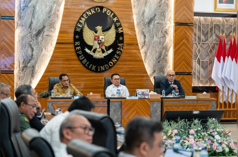 Menteri Koordinator Bidang Politik dan Keamanan (Menko Polkam) Jenderal TNI (Purn.) Prof. Dr. Dudung Abdurachman di Kantor Kemenko Polkam, Jakarta, Senin (19/10/2026). Rapat dihadiri sejumlah menteri, pimpinan kementerian dan lembaga, unsur TNI-Polri, Badan Intelijen Negara (BIN), Kantor Staf Presiden (KSP), serta instansi terkait.