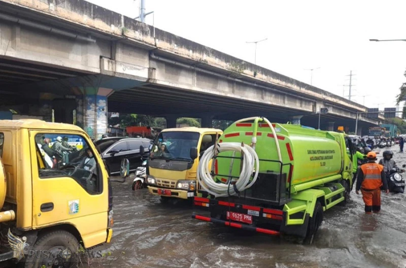 12 Truk Tangki Dikerahkan, Genangan di Kembangan Disedot Intensif