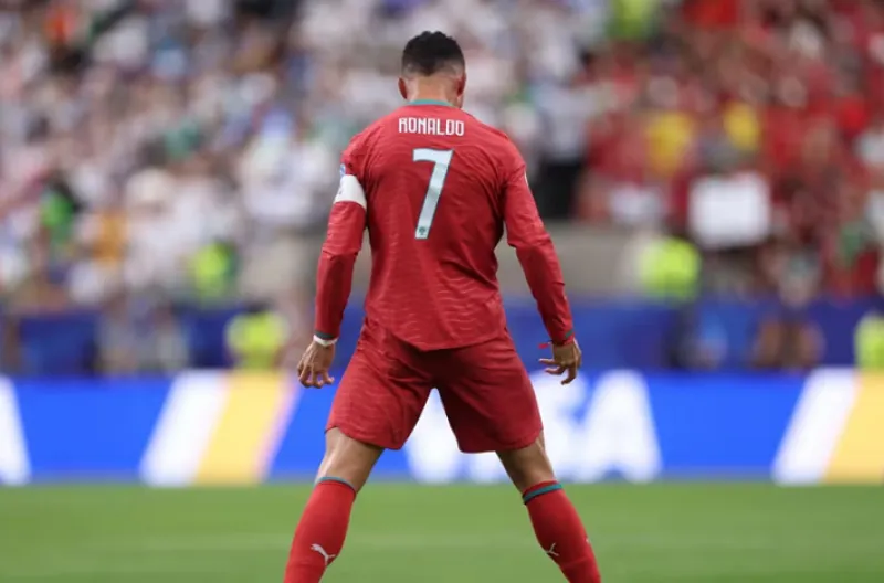 Cristiano Ronaldo dari Portugal merayakan golnya dengan gaya khasnya setelah mencetak gol melawan Uzbekistan
