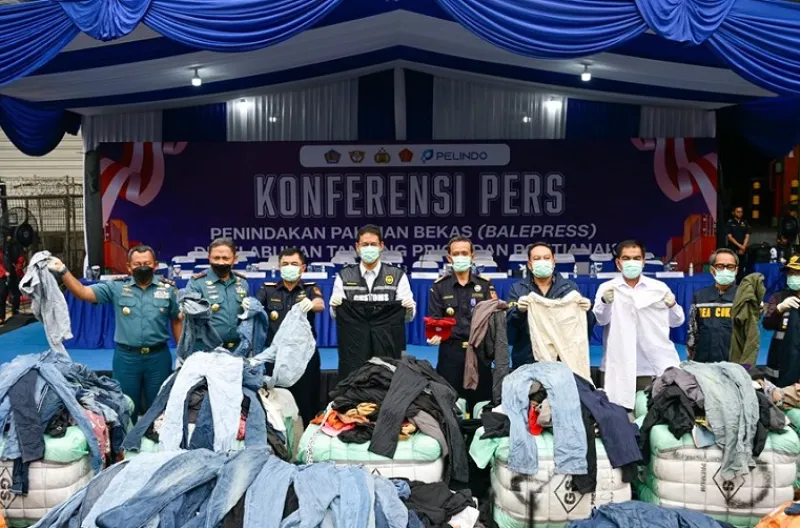 Menteri Keuangan (Menkeu) Purbaya Yudhi Sadewa konferensi pers di Buffer Area TPS CDC Banda, Tanjung Priok, Jakarta pada Selasa (23/6).