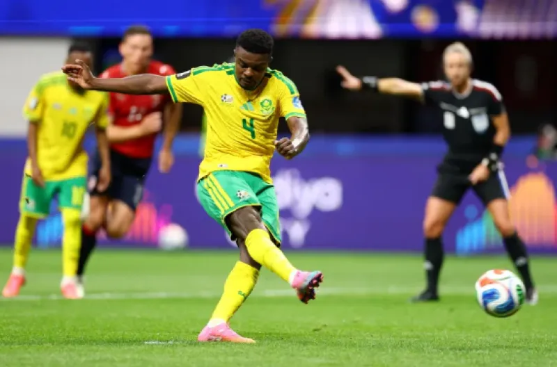 Teboho Mokoena mencetak gol penyeimbang Afrika Selatan dari titik penalti