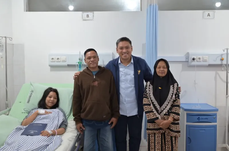 Kepala Badan Gizi Nasional (BGN), Sudaryono, menjenguk para korban dugaan keracunan Makan Bergizi Gratis (MBG) di Kota Semarang, Sabtu (1/8/2026).
