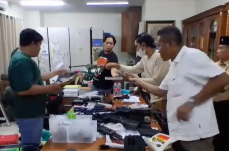 Benda berbentuk senjata yang ditemukan di sebuah ruangan sekolah swasta di kawasan Pondok Pinang, Kebayoran Lama, Jakarta Selatan. Kasus ini masih dalam tahap penyelidikan Polres Metro Jakarta Selatan. Kronologi penemuan hampir 1.000 pucuk senjata di sebu