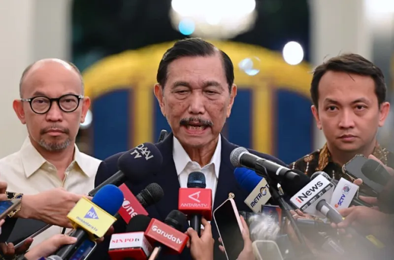 Ketua Dewan Ekonomi Nasional (DEN) Luhut Binsar Pandjaitan beserta jajaran di Istana Merdeka, Jakarta, pada Selasa, 9 Juni 2026.