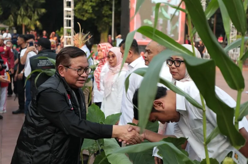 Bibit pohon pendamping tersebut selanjutnya diserahkan pada sejumlah pejabat terkait