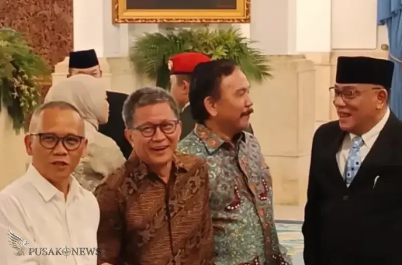 Potret Kedekatan Teddy dengan Rocky Gerung dan Syahganda di Istana