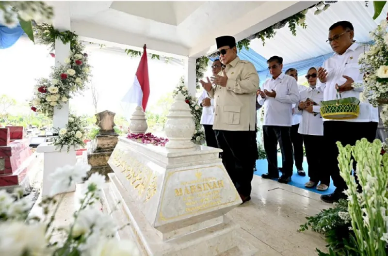 Presiden Prabowo Subianto berziarah ke makam Marsinah di Kabupaten Nganjuk, Jawa Timur, pada Sabtu, 16 Mei 2026
