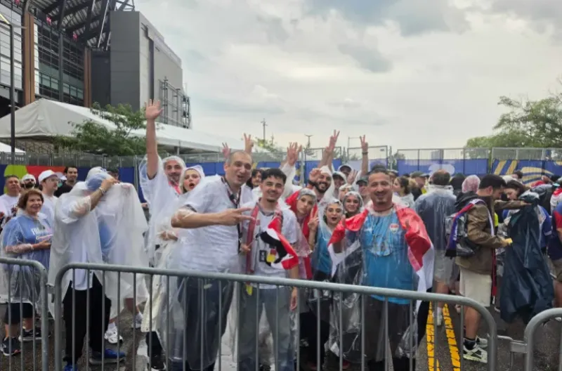 Para penggemar Irak di luar Stadion Philadelphia