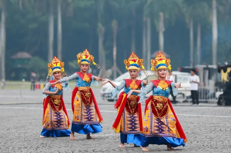 Penampilan tarian daerah mengawali pelaksanaan upacara peringatan HUT ke-499 DKI Jakarta
