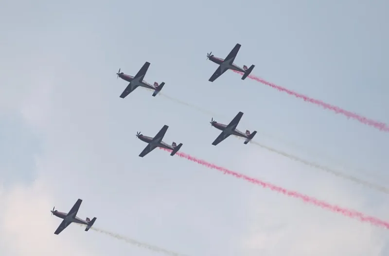 Tim Aksi Jupiter Aerobatic memukau warga yang berada di kawasan sekitar Monas