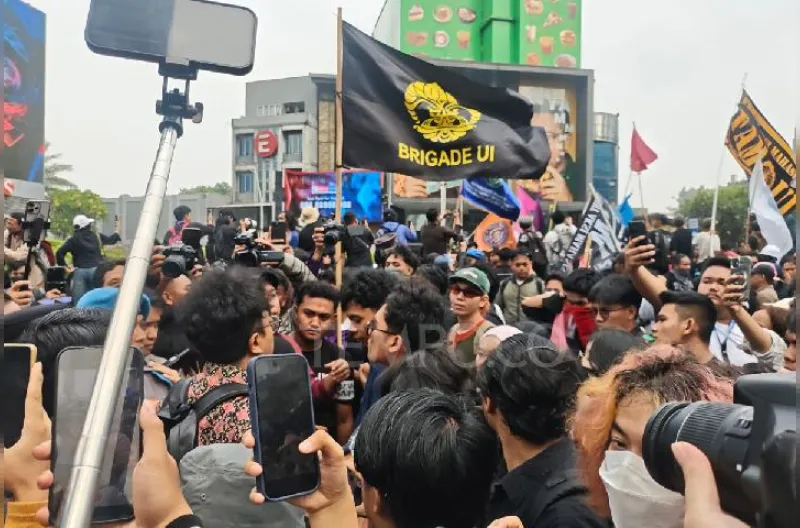 gesekan antar pendemo dan aparat kepolisian saat pendemo bergerak ke Bundaran HI