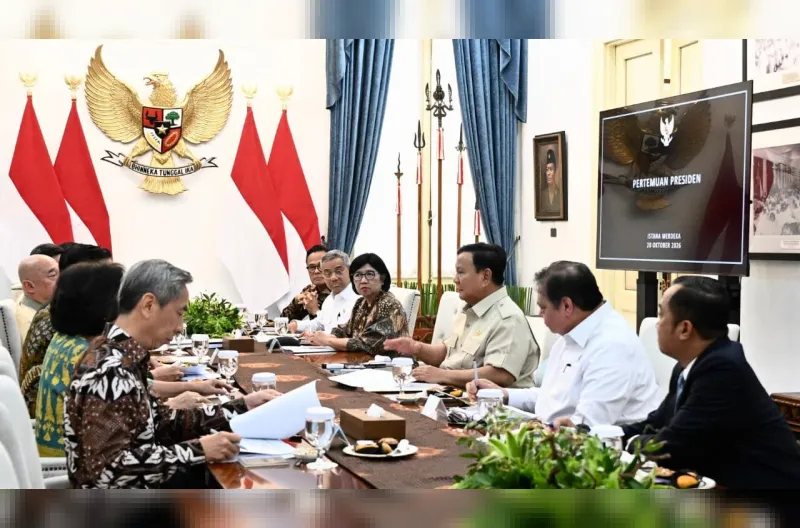 Presiden Prabowo Subianto menerima Ketua Dewan Ekonomi Nasional (DEN) Luhut Binsar Pandjaitan bersama jajaran DEN dan sejumlah menteri terkait di Istana Merdeka, Jakarta, pada Selasa, 20 Oktober 2026.