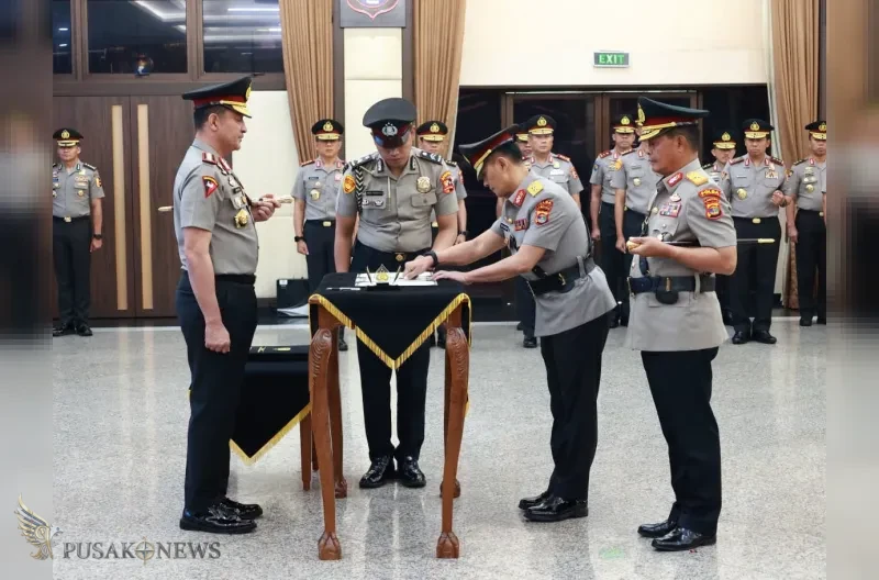 Kapolri memimpin serah terima empat jabatan di Rupattama Mabes Polri, Jakarta, Senin (12/10/2026).