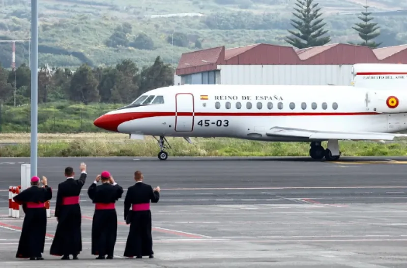 Para anggota klerus melambaikan tangan ke arah pesawat Falcon 900B Angkatan Udara Spanyol yang membawa Paus Leo XIV, yang dipersembahkan Raja Felipe kepada Paus untuk keperluan perjalanan, saat pesawat tersebut lepas landas dari Bandara Tenerife Norte–Ciu