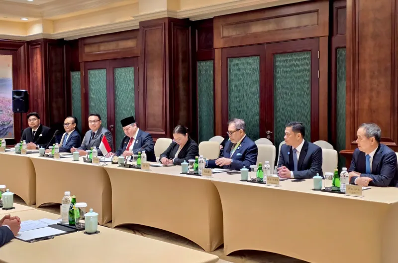 Menteri Koordinator Bidang Perekonomian RI Airlangga Hartarto melakukan pertemuan bilateral dengan Menteri Perdagangan Republik Rakyat Tiongkok Wang Wentao di Shanghai, RRT, Jumat (17/07)