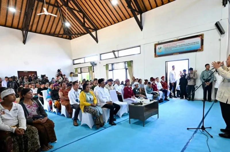 Presiden Prabowo Subianto memotivasi para siswa dan tenaga pendidik di Sekolah Rakyat Menengah Pertama (SRMP) 17 Tabanan, Bali, pada Minggu, 7 Juni 2026