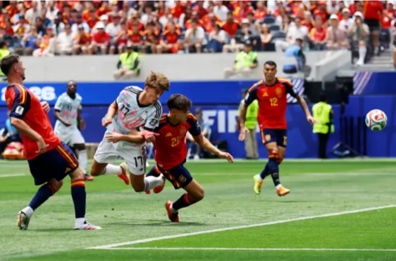 Charles De Ketelaere dari Belgia mencetak gol pertama mereka