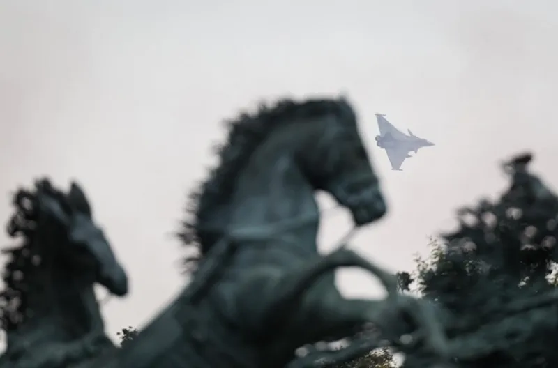 Atraksi pesawat tempur Rafale yang melintas di langit sekitar Monas