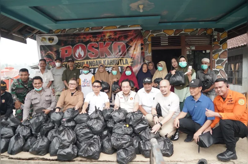 Kabut Asap Karhutla di Ketapang, Yuliansyah Salurkan 2.000 Paket Bantuan dan 10.000 Masker untuk BPBD