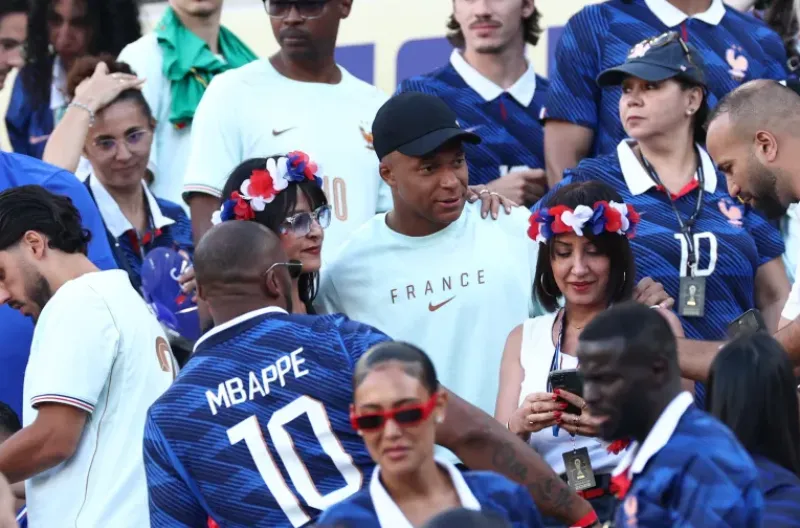 Mbappe berpose untuk foto bersama kerabat dan teman-teman di tribun setelah pertandingan