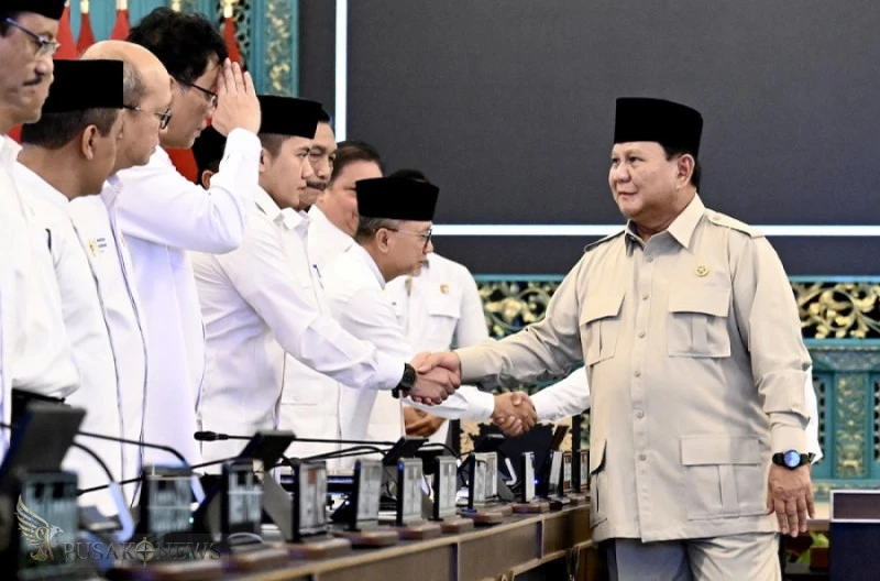 Presiden Prabowo Subianto menerima laporan perkembangan ekonomi nasional pada Sidang Kabinet Paripurna di Istana Negara, Jakarta, pada Jumat, 13 Maret 2026. Foto: BPMI Setpres.