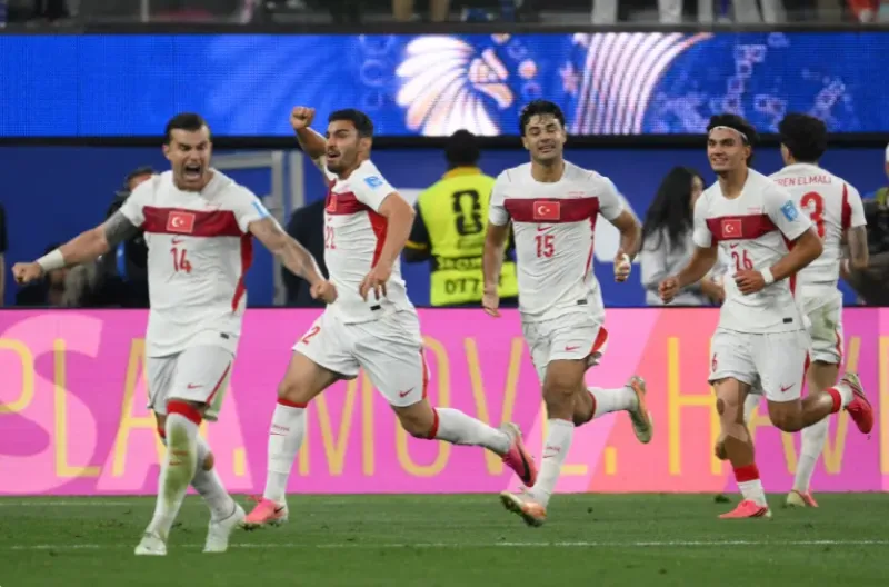 Bek Turki Kaan Ayhan (kedua dari kiri) merayakan setelah mencetak gol kemenangan timnya di waktu tambahan