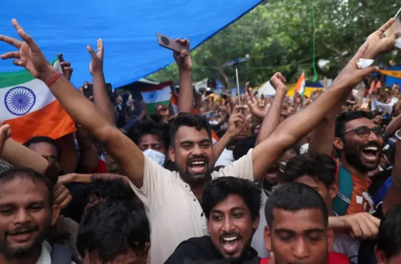 Suasana di Jantar Mantar berubah menjadi meriah begitu berita pengunduran diri itu tersiar.