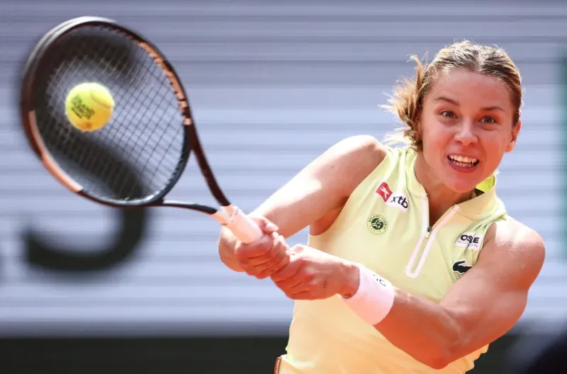 Maja Chwalinska dari Polandia beraksi melawan Mirra Andreeva dari Rusia.