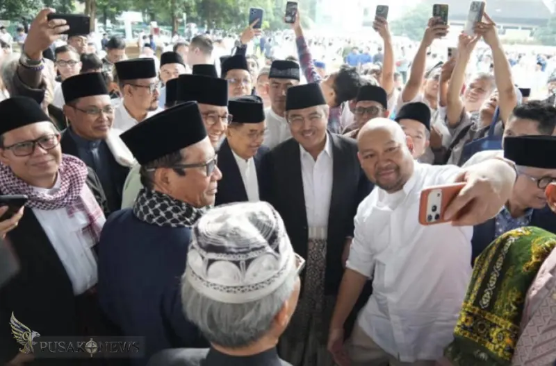 Mahfud MD, JK, Anies, Didit Prabowo  dan Jimly Salat Id Bersama di Masjid Universitas Al-Azhar