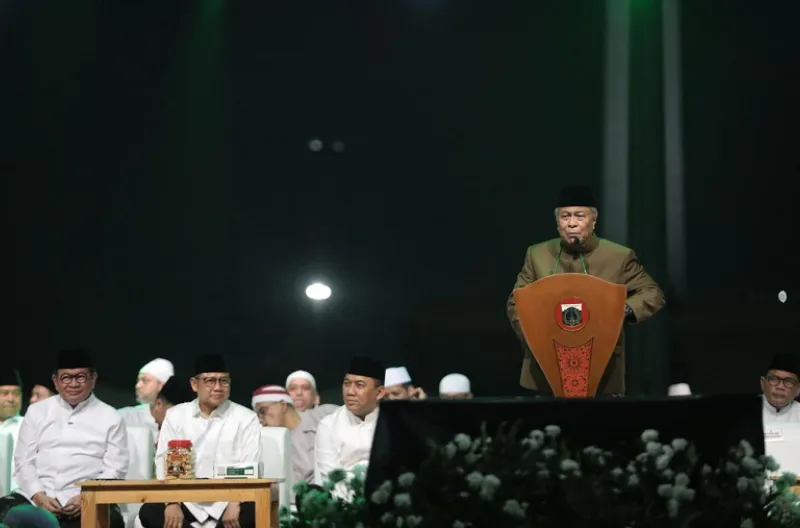 KH Muhyidin Ishaq memberikan sambutan mewakili ulama dan habaib yang dihaulkan