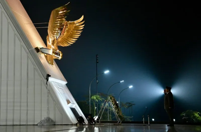 Presiden Prabowo Subianto memimpin ziarah nasional dan renungan suci dalam rangkaian peringatan Hari Ulang Tahun (HUT) ke-81 Kemerdekaan Republik Indonesia pada Minggu, 16 Agustus 2026 pukul 23.45 WIB di Taman Makam Pahlawan (TMP) Nasional Utama Kalibata,