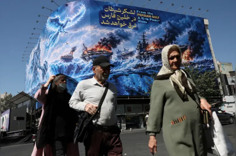 Sebuah papan reklame menggambarkan situasi di Selat Hormuz di Teheran