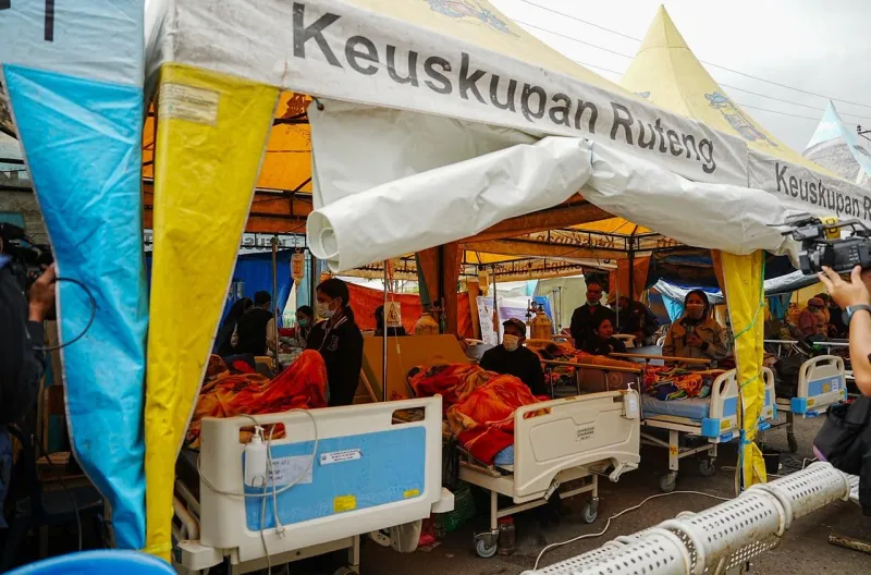 Menko PMK bersama Kepala Badan Nasional Penanggulangan Bencana (BNPB) Suharyanto meninjau RSUD Ruteng, Kabupaten Manggarai, pada Minggu, 16 Agustus 2026.