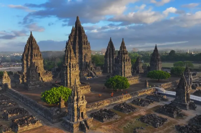 Suasana Kompleks Candi Prambanan, Kabupaten Sleman, Daerah Istimewa Yogyakarta (DIY), pada Rabu, 8 Juli 2026