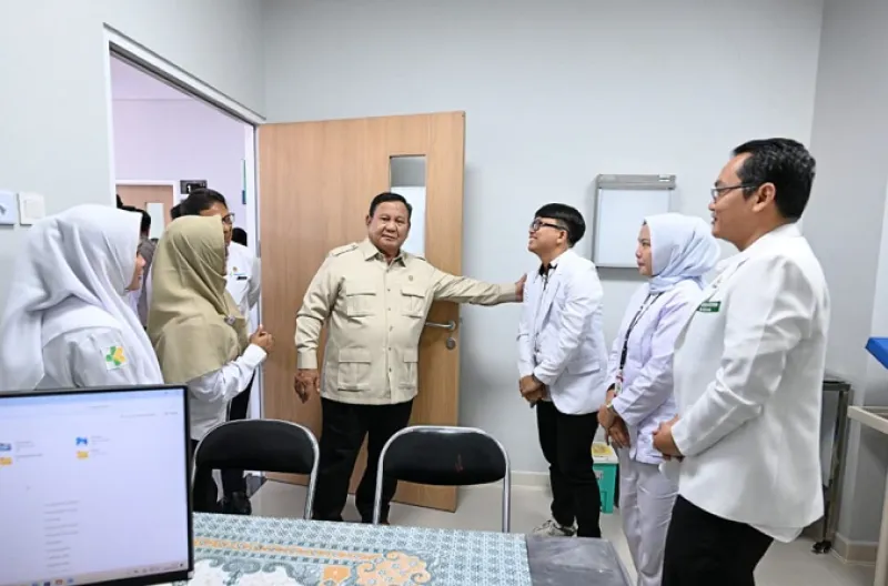 Presiden Prabowo Subianto meninjau sejumlah fasilitas pelayanan kesehatan di RSUD K.H. Muhammad Thohir Krui, Kabupaten Pesisir Barat, Provinsi Lampung, pada Rabu, 10 Juni 2026.