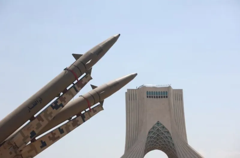 Sebuah sistem rudal Iran dipamerkan di Lapangan Azadi di Teheran, Iran