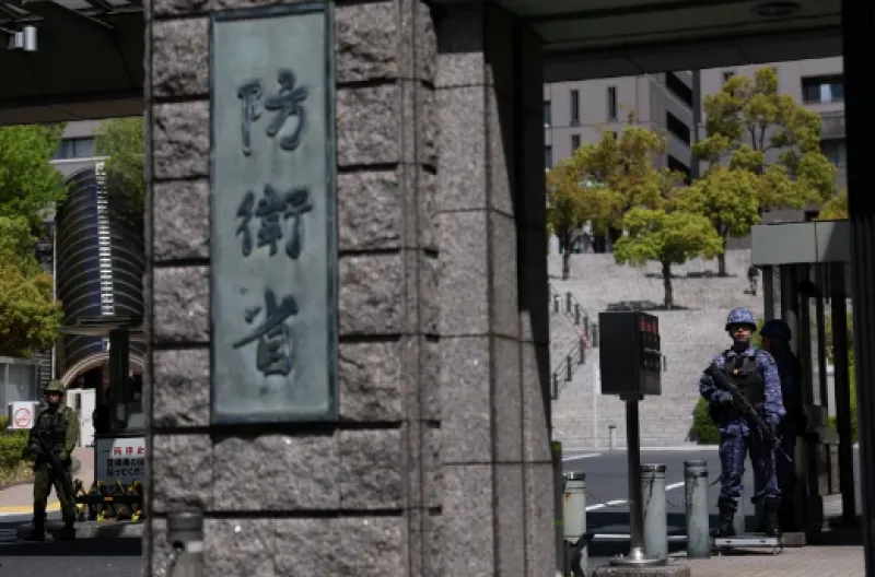 Personel militer Jepang berjaga di pintu masuk Kementerian Pertahanan di Tokyo