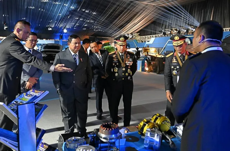 Presiden Prabowo Subianto meninjau Pameran Bhayangkara yang digelar dalam rangka Peringatan ke-80 Hari Bhayangkara Tahun 2026 di Lapangan Satuan Latihan Korbrimob, Cikeas, Kabupaten Bogor, pada Rabu, 1 Juli 2026.