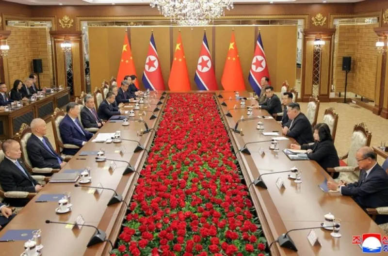 Delegasi Tiongkok dan Korea Utara mengadakan pembicaraan di Rumah Tamu Negara Kumsusan, tempat Xi menginap selama kunjungannya.