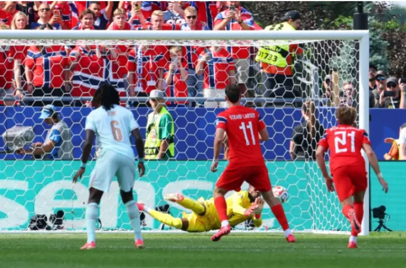 Penalti Jorgen Strand Larsen dari Norwegia berhasil ditepis oleh kiper Prancis Mike Maignan